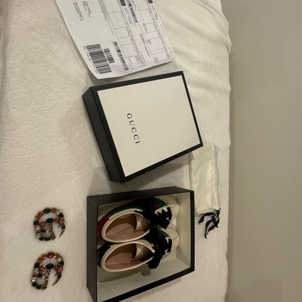 Gucci Women's Sneakers with Green and Red Accents - Picture 4 of 10